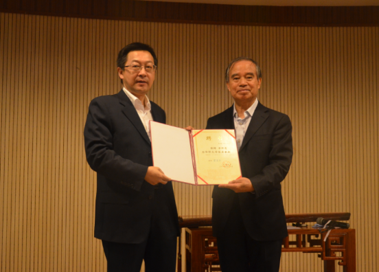 副董事长徐西鹏为李祥霆先生颁发证书