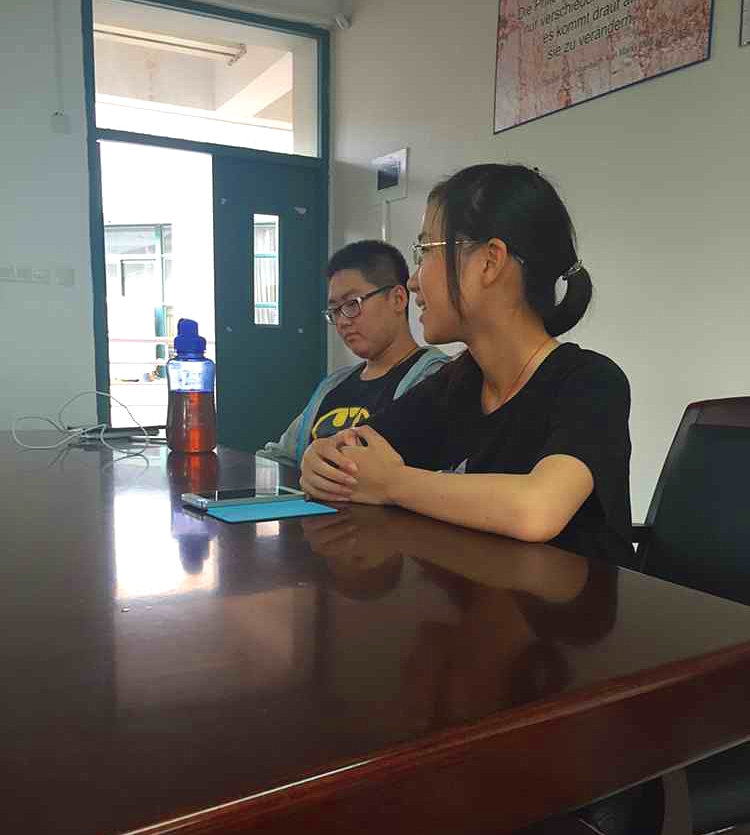 认真听讲座的员工